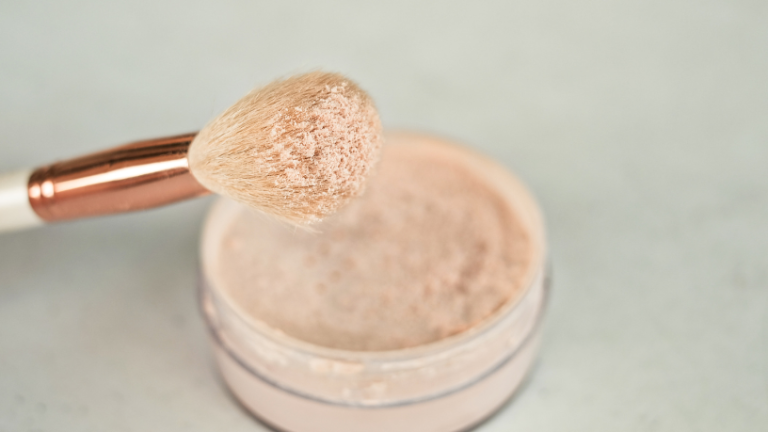 A Tecnologia Inovadora do Pó Solto para Maquiagem Impecável nos Dias Quentes