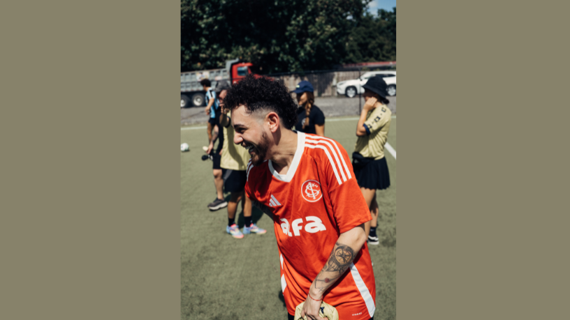 A segunda temporada promete situações ainda mais inusitadas e piadas afiadas no estilo inconfundível de Gio Lisboa. (créditos da foto: Léo Machado)