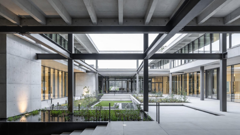 Alex Nabuco dos Santos observa que o luxo silencioso valoriza materiais nobres, iluminação natural e bem-estar.