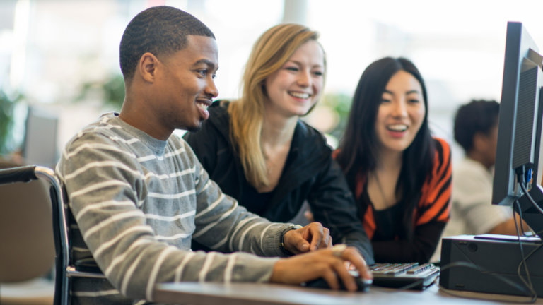 Inteligência artificial na educação e na formação profissional Como a inteligência artificial, segundo Sérgio Bento De Araújo, transforma a educação e a formação profissional.