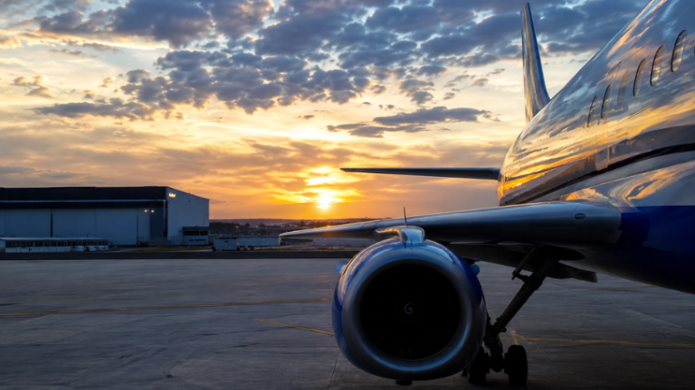 Embraer abre vagas de estágio e reforça disputa por jovens talentos no setor aeronáutico