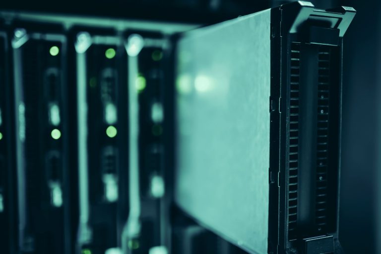 Redata cria incentivos para data centers e impõe exigências de sustentabilidade no Brasil Close-up de racks de servidores em um data center, representando a infraestrutura de computação em nuvem e processamento de dados
