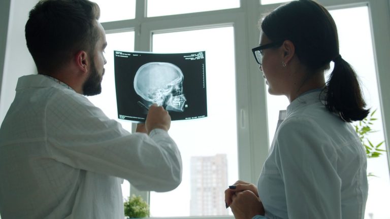 Profissionais de saúde analisam uma radiografia em ambiente hospitalar.