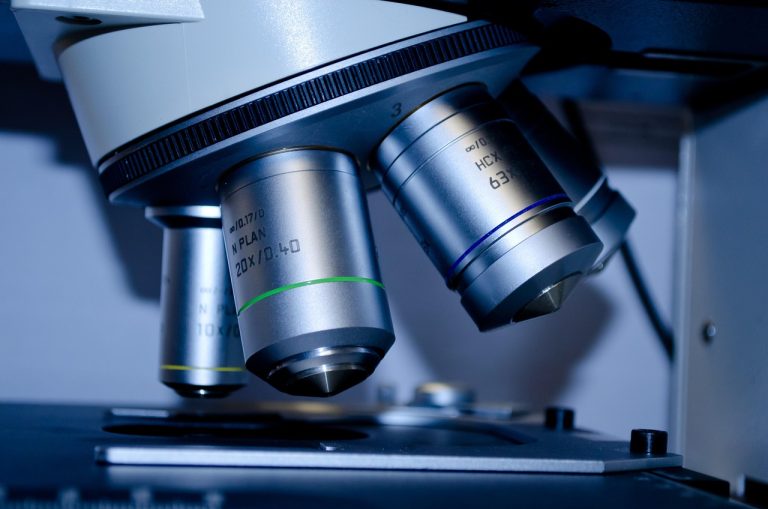 Microfluídica transforma chips em laboratórios para acelerar diagnósticos e pesquisas Microscópio analisando uma amostra em lâmina em um laboratório de pesquisa